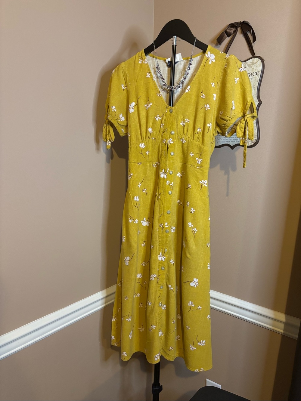 Universal Thread Yellow Floral V‑Neck Midi Dress